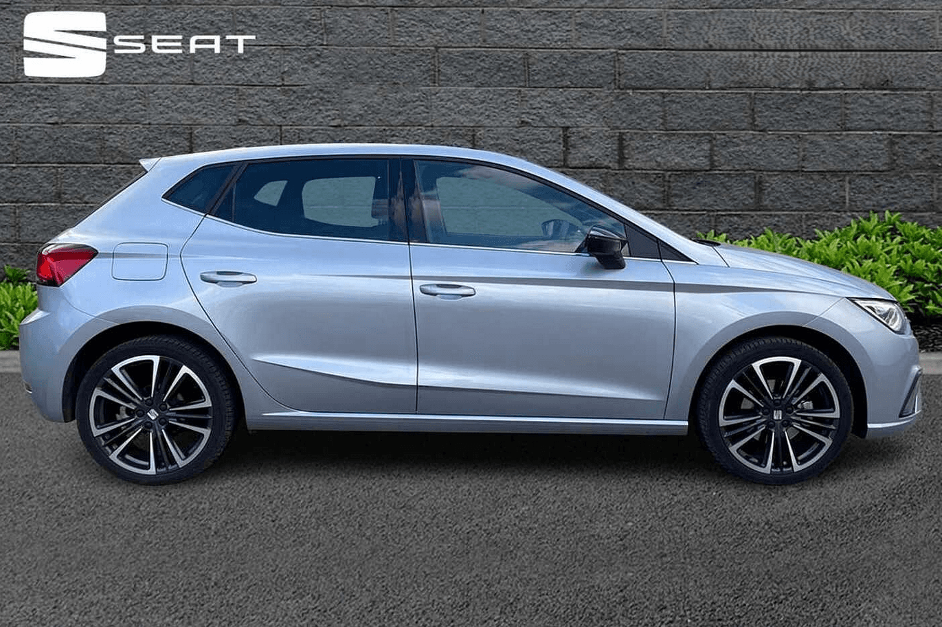 SEAT Ibiza Xcellence Lux in urban silver right side