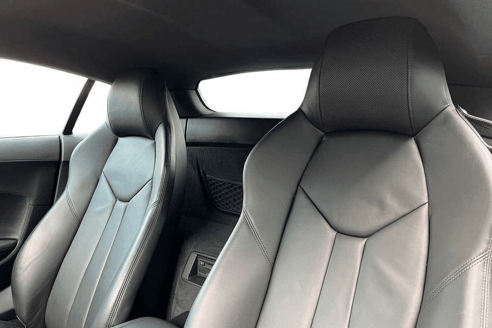 audi_r8_1strowseats